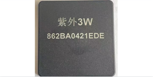 怎樣在黑色的塑料件上面打出白色字體。。。